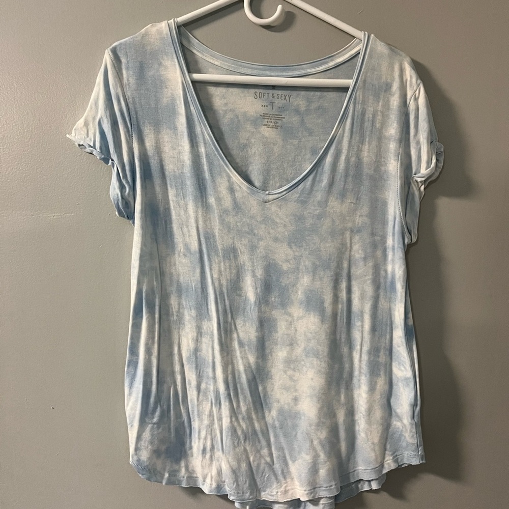 Scoop v-neck tee